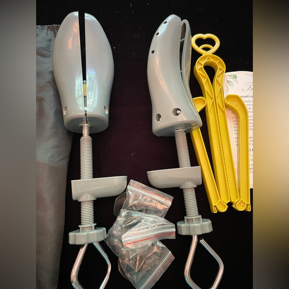 Gray Shoe Stretchers with instructions booklet and storage bag - Picture 5 of 5